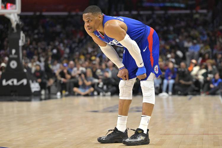 柏林联合0-0弗赖堡，场面火爆，两队8人染黄（柏林联合0-0战平弗赖堡，火药味十足，两队共领8黄）